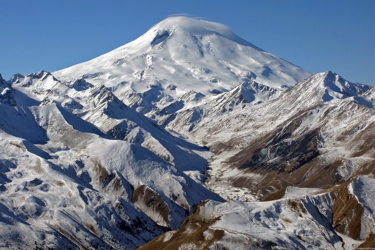 Вторые по высоте горы россии. Гора Эльбрус. Горы Кавказа Эльбрус. Гора Эльбрус (Кабардино-Балкария, Карачаево-Черкесия). Горы Эльбрус кавказский хребет.
