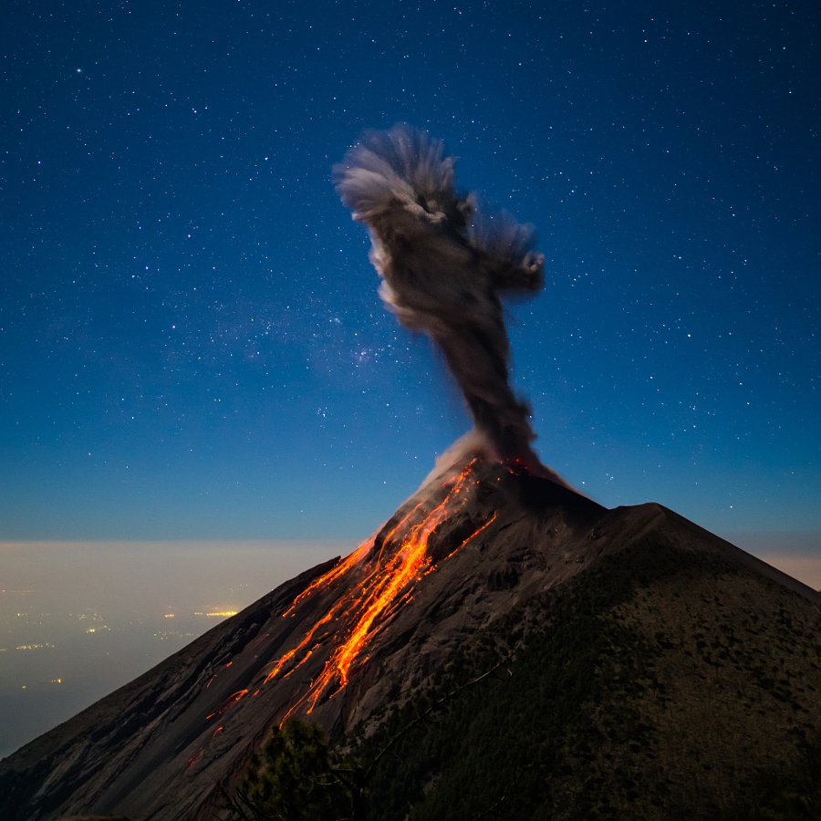 Извержение вулкана ночью
