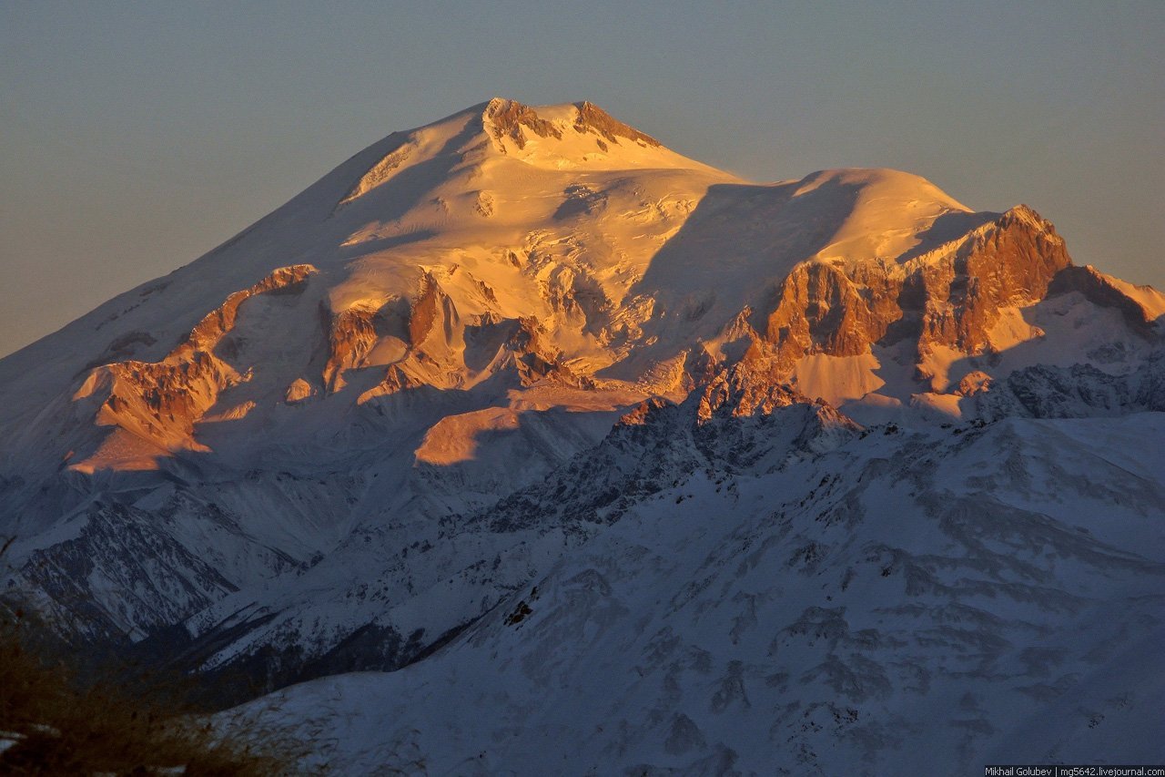 Самая высокая гора россии высотой 5642. Горы Кавказа Эльбрус. Горы Эльбрус и Эверест. Большая гора Эльбрус. Северный Кавказ Эверест.