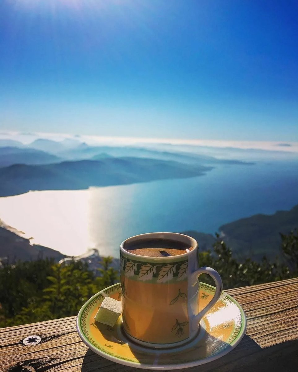 Чашка кофе с видом на горы