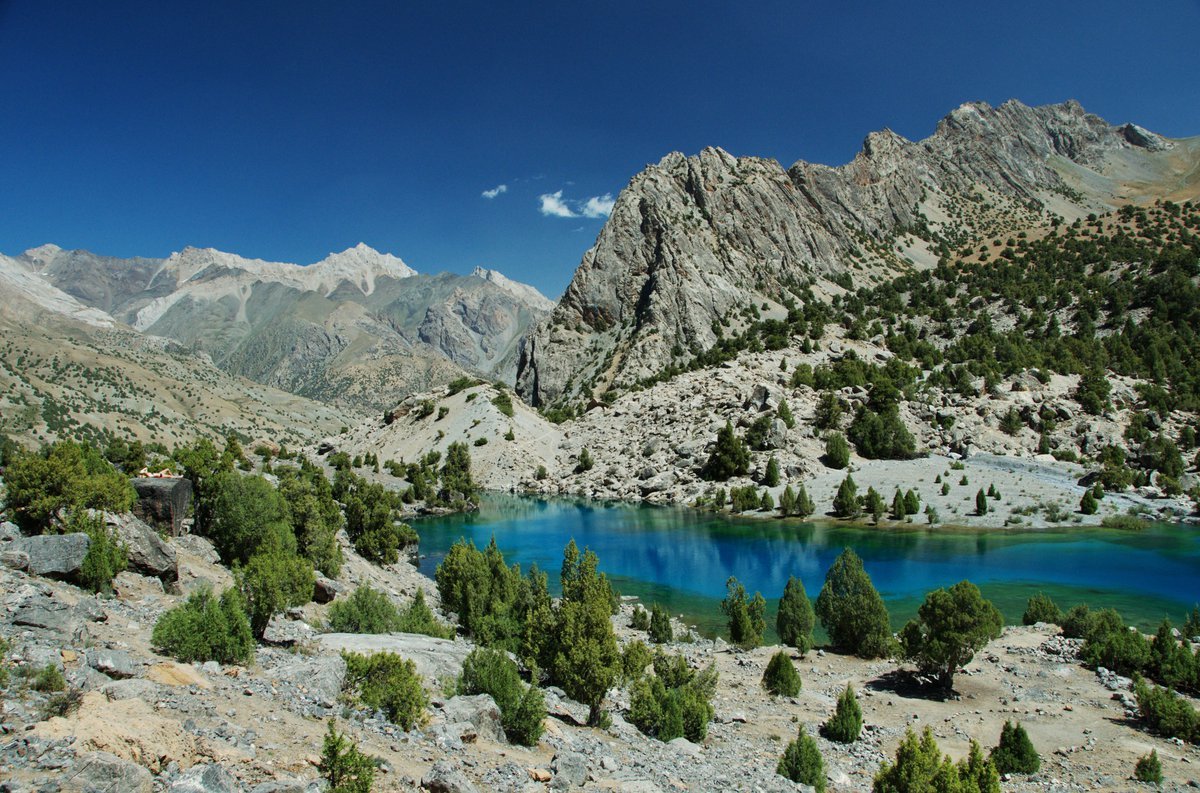 Таджикистан горы. Фанские горы Таджикистан. Фанские горы Узбекистан. Душанбе Фанские горы. Фанские горы деревья озеро Таджикистан.