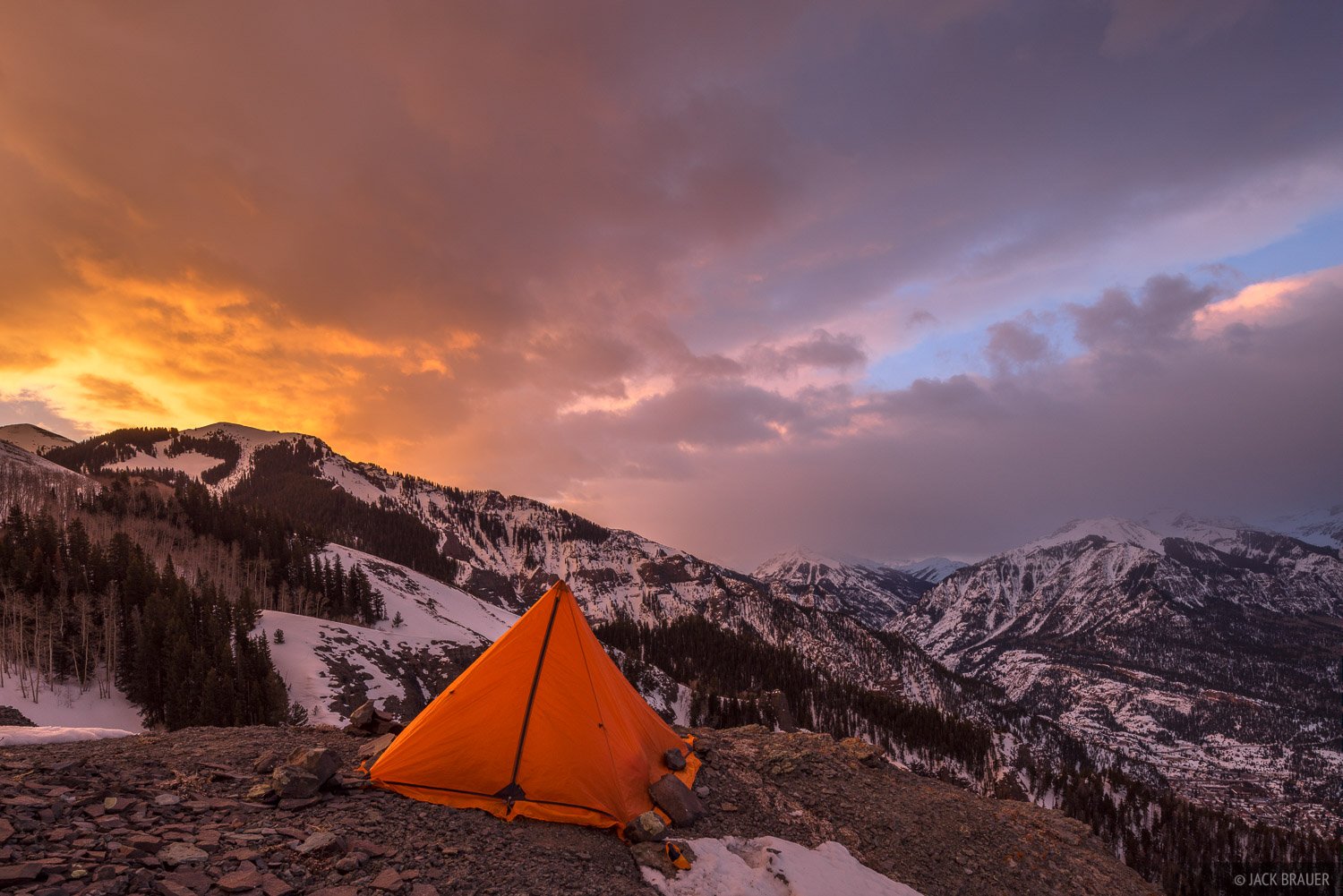 Mountains camping. Палатка в горах. Вид из палатки. Вид из палатки на горы. Палатка на вершине горы.