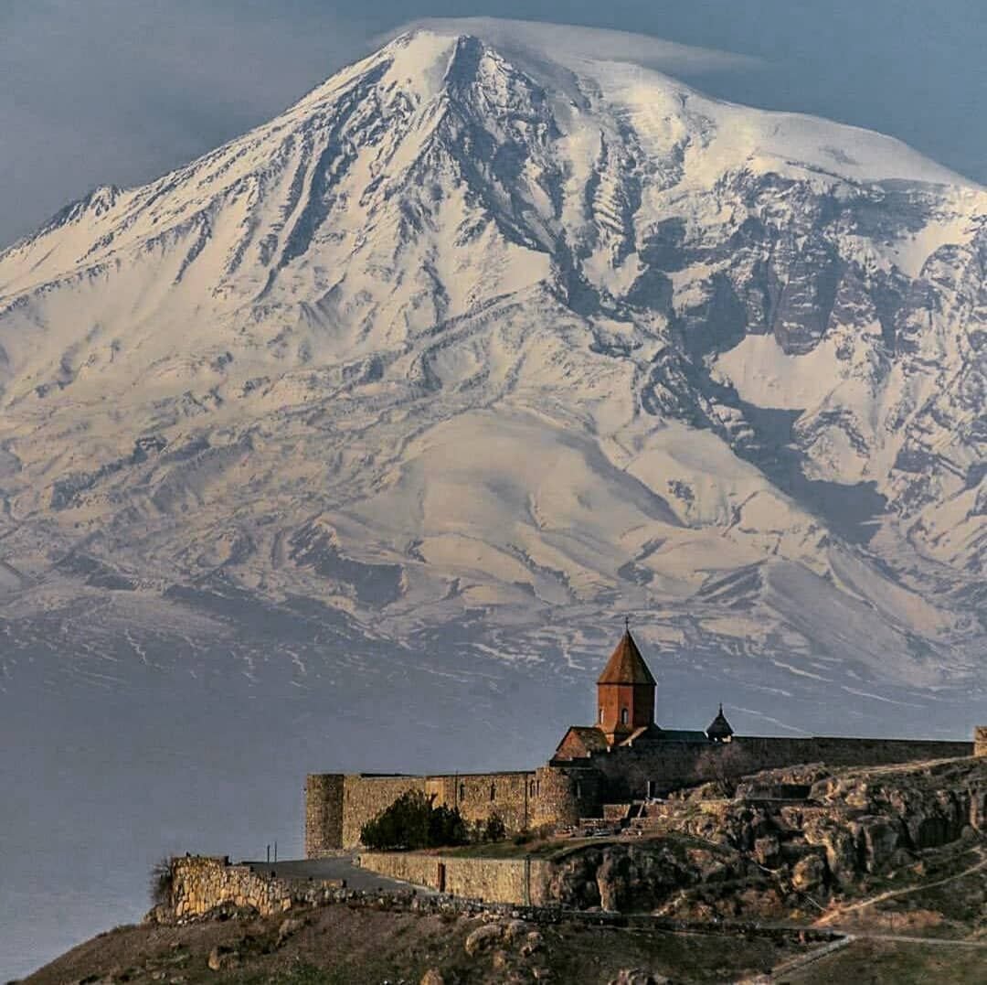 Гора в ереване. Гора Арарат и хор Вирап. Хор Вирап Армения. Хор Вирап Армения Арарат. Гора Масис Армения.
