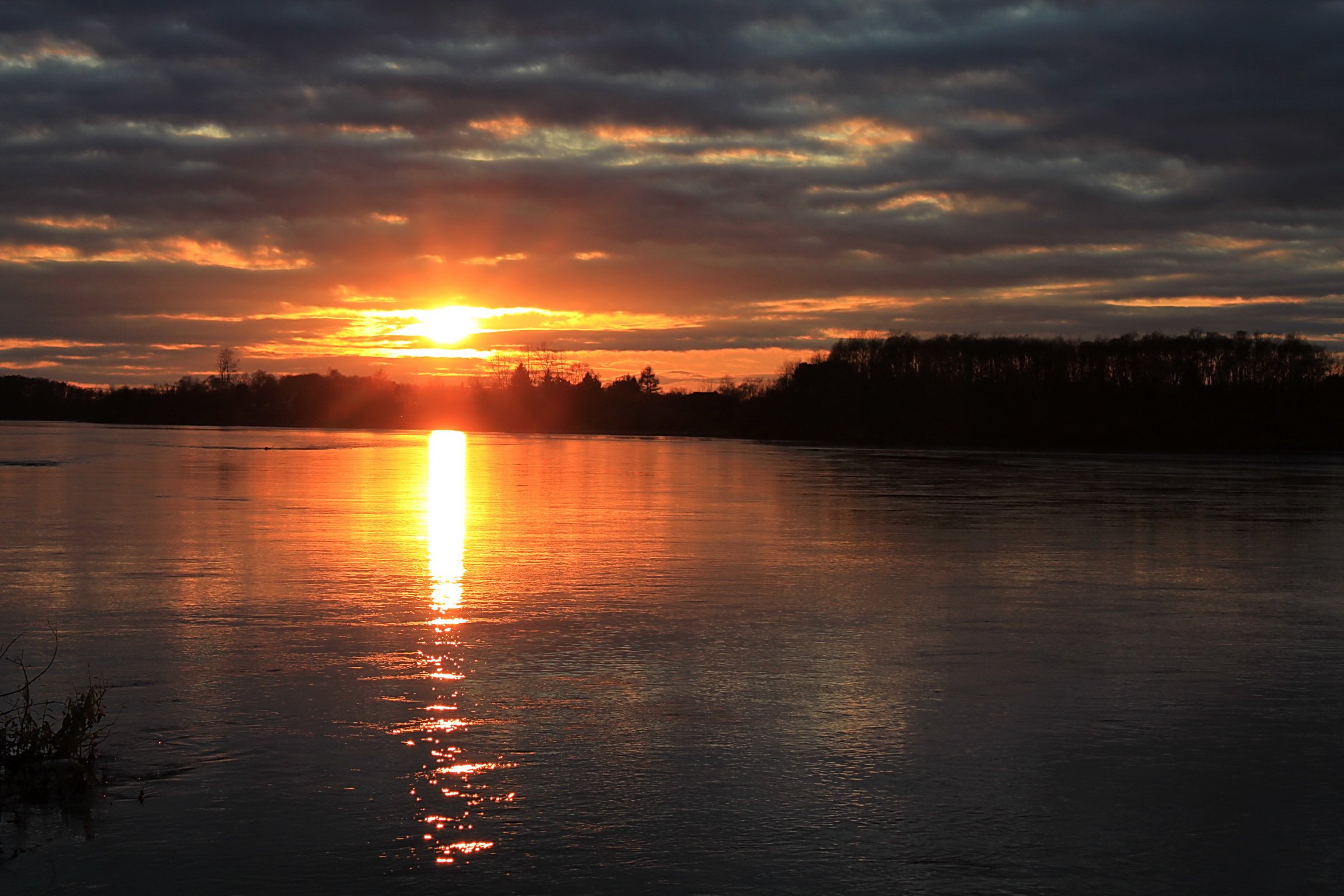 Восход на реке