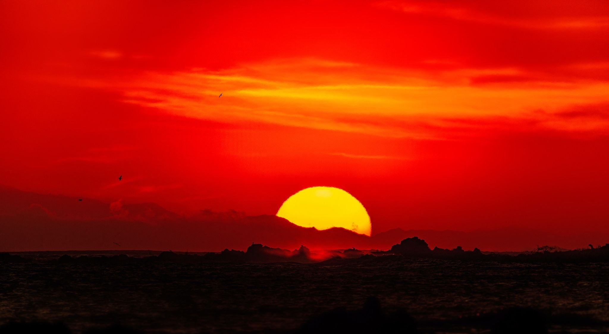 Солнце заходило красно. Красный закат. Красное солнце на закате. Багровое солнце. Багровый закат.