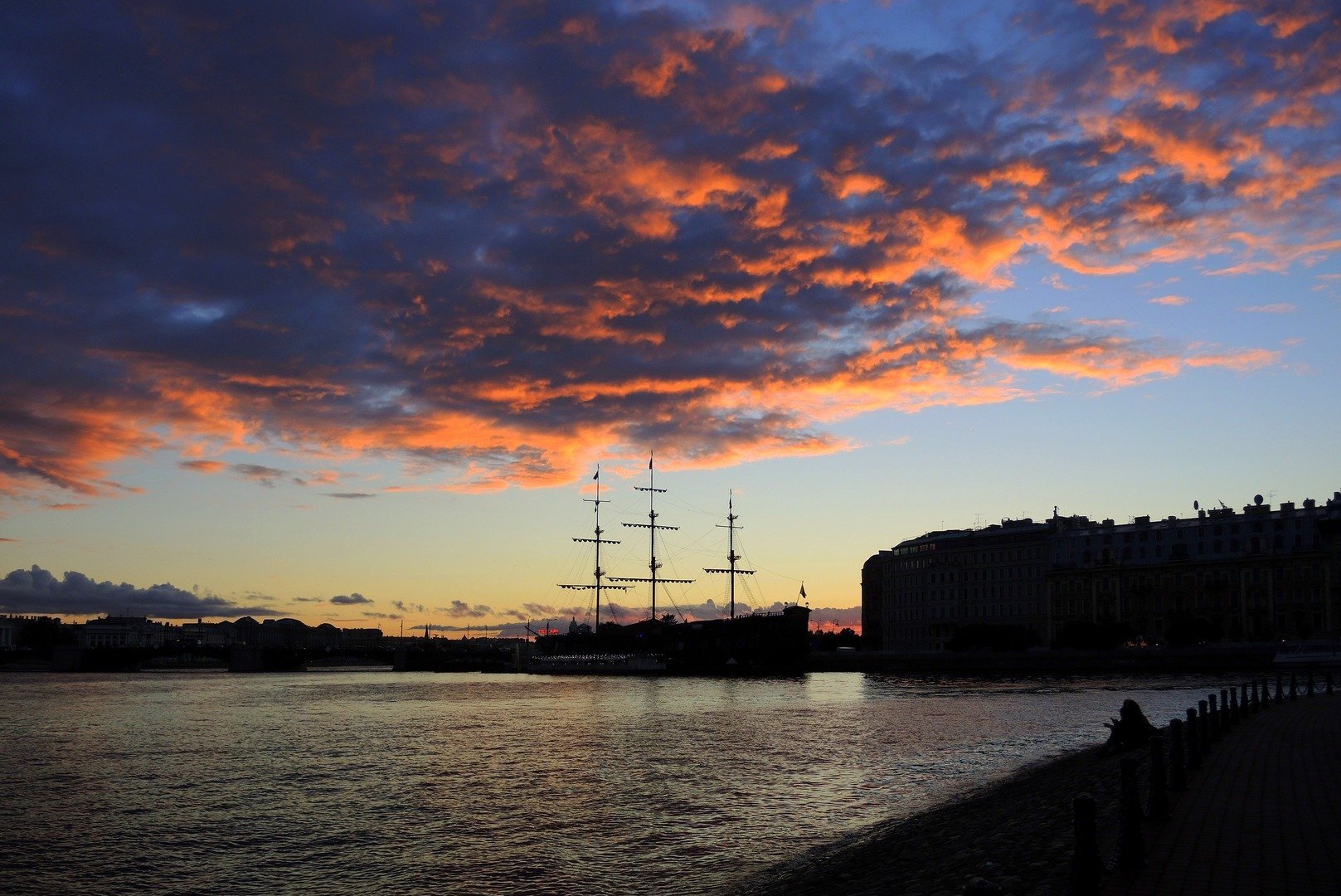 Закат солнца в петербурге. Санкт-Петербург Петропавловская крепость закат. Питер закат на Неве. Рассвет в Питере.