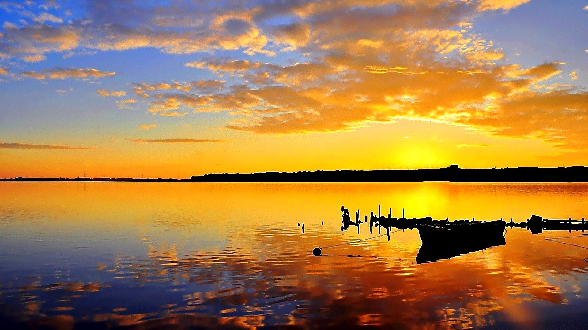 Озеро желтые воды. Волга река. Закат на озере. Оранжевый закат на реке. Желтое озеро.