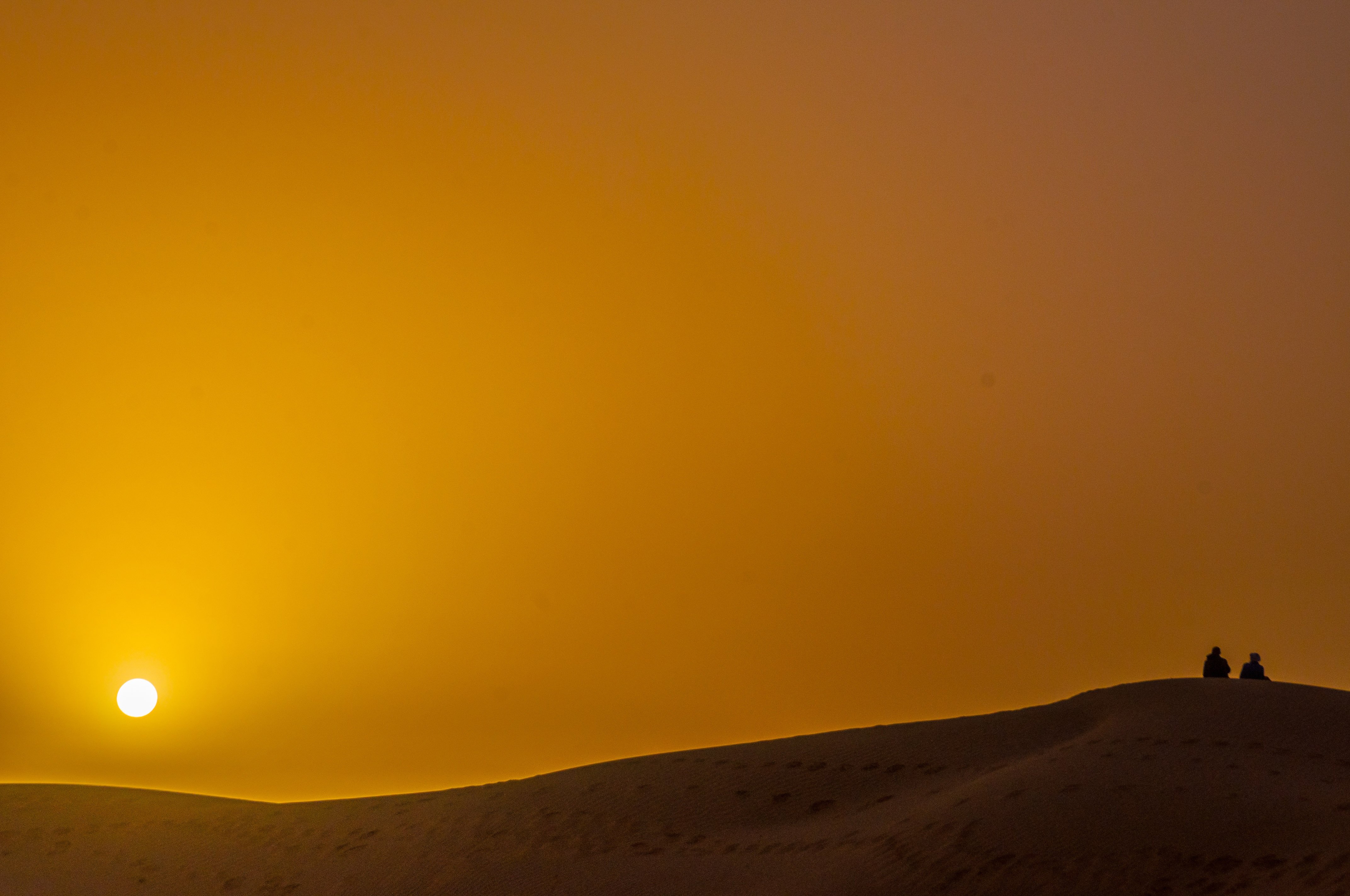Песня солнце над барханами плывет. Солнце в пустыне. Рассвет в пустыне. Солнце пустыни. Rasfet v pustsne.
