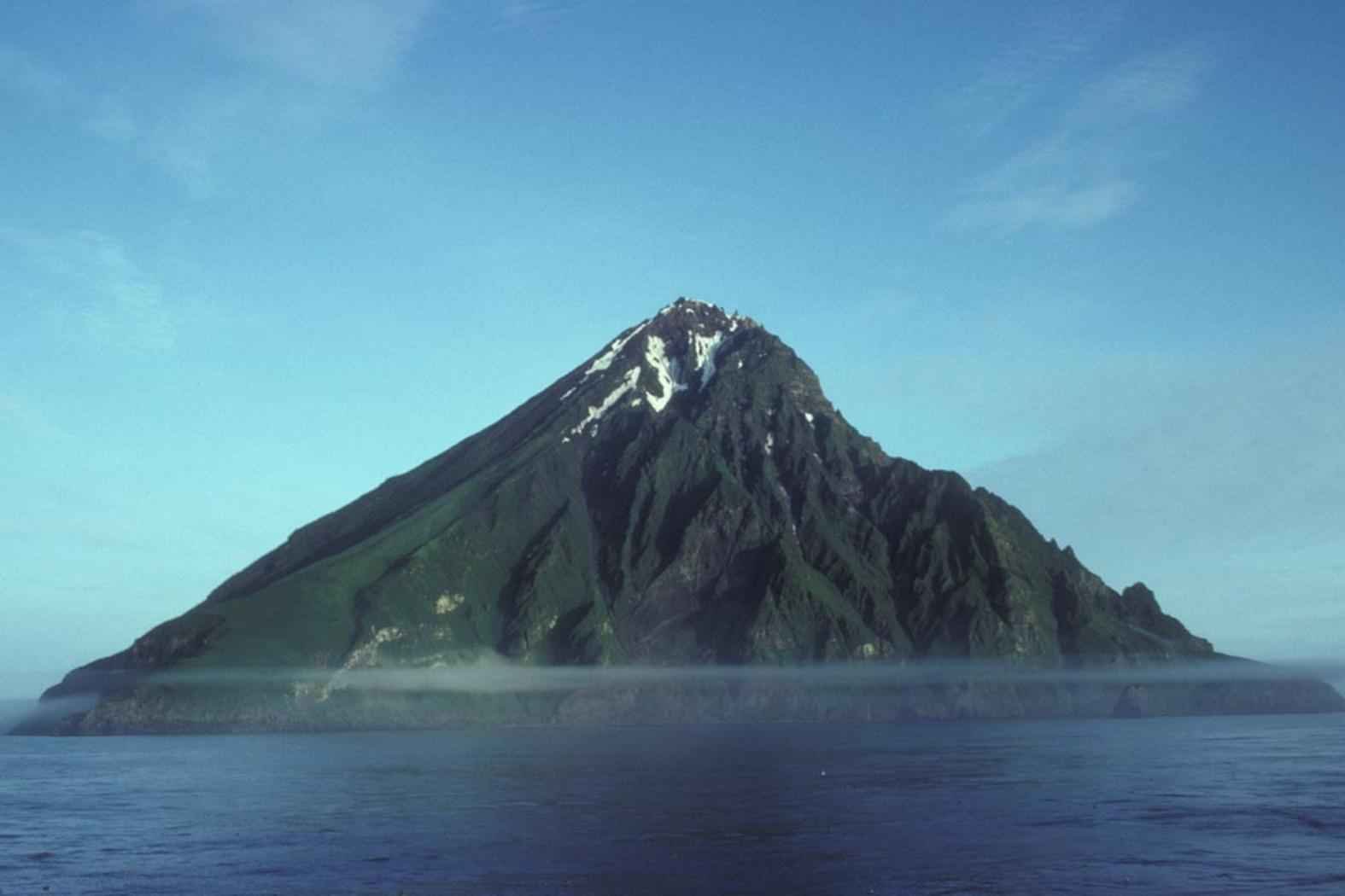 Архипелаг алеутские острова. Алеутские острова. Вулканы Алеутских островов. Вулканический остров Алеутские.