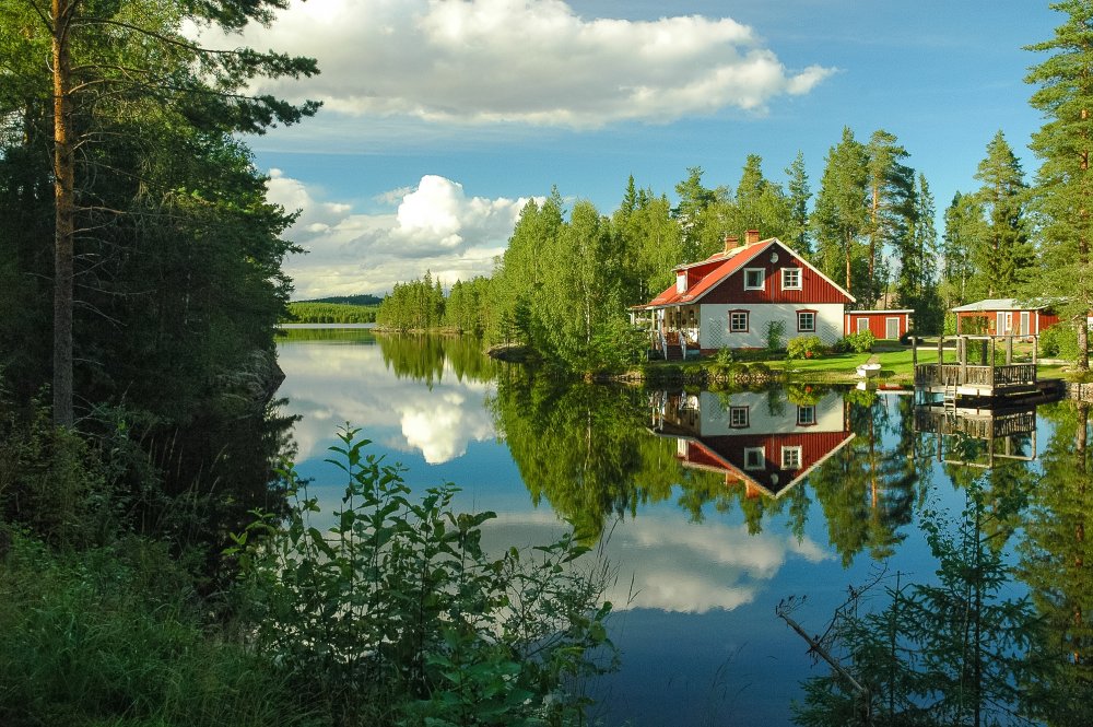 Дом Финляндии возле озера