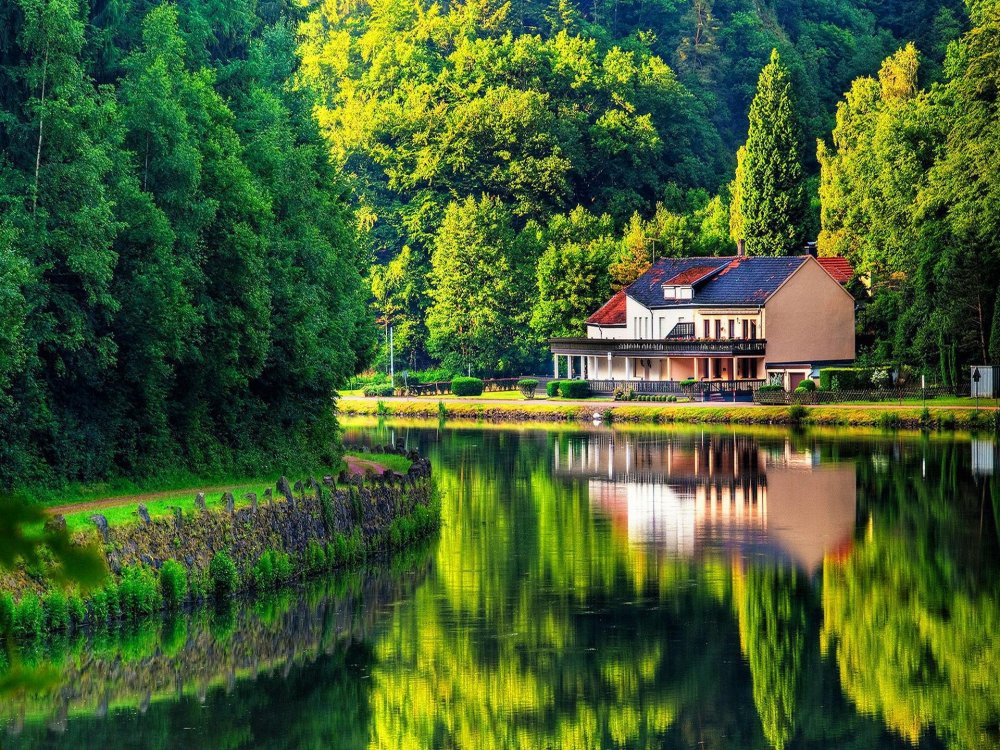 Красивый дом у озера