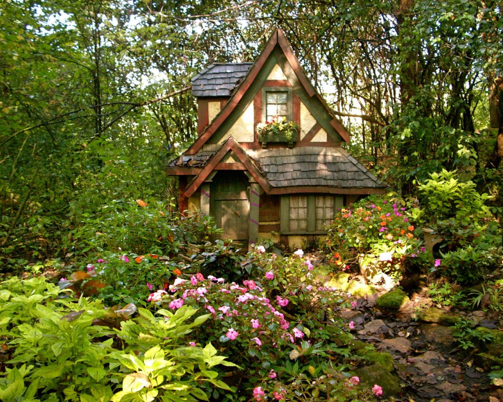 Маленький домик в саду