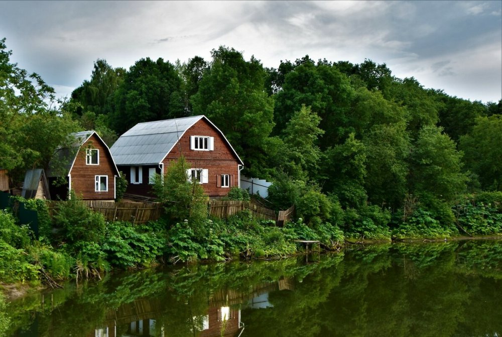 Дом около реки