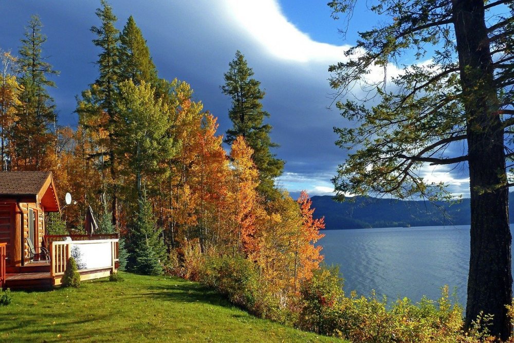 Домик у озера в горах в лесу в Канаде