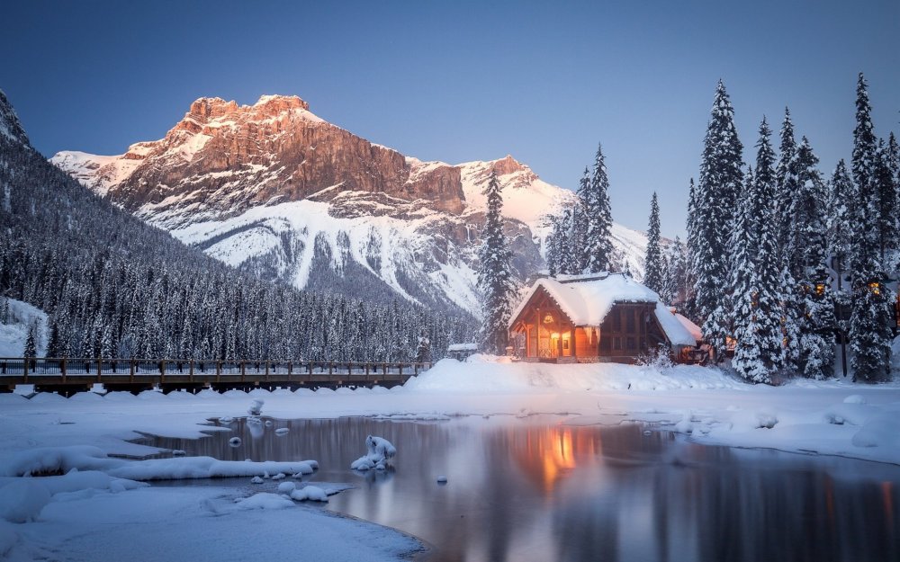 Дом в горах зимой