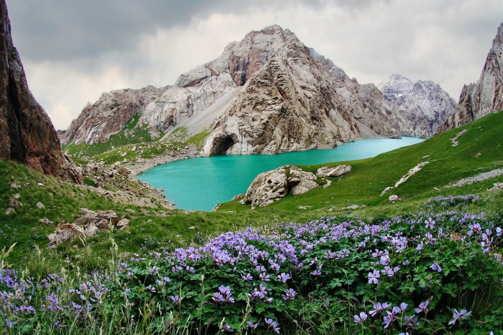 Горные озеро кёль Суу Кыргызстана