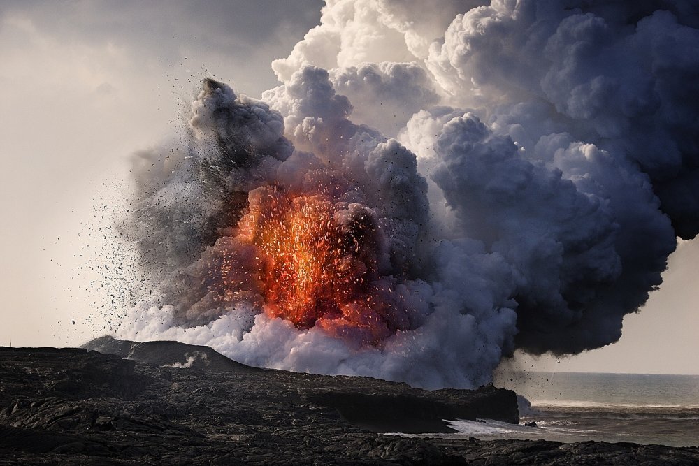 Извержение вулкана лава море