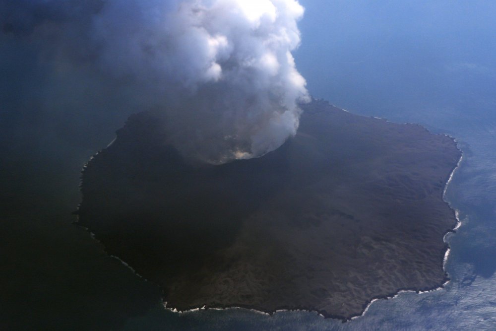 Вулканический остров Нисиносима