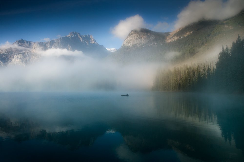 Горное озеро в тумане