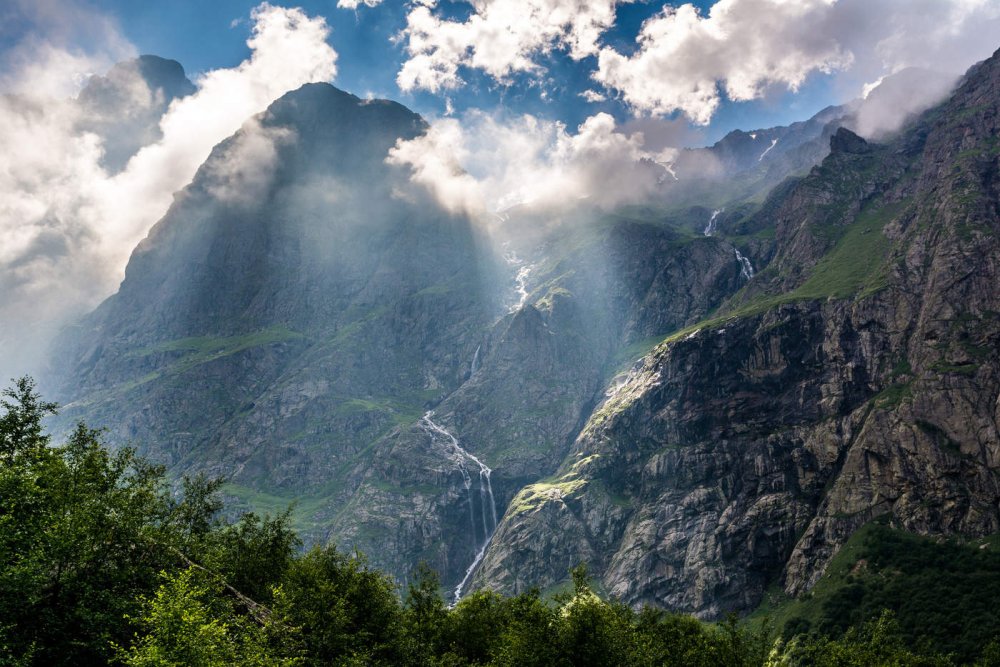 Горы Осетии Мидаграбинские водопады