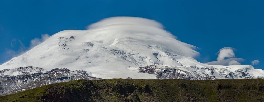 Гора Эльбрус с шапкой