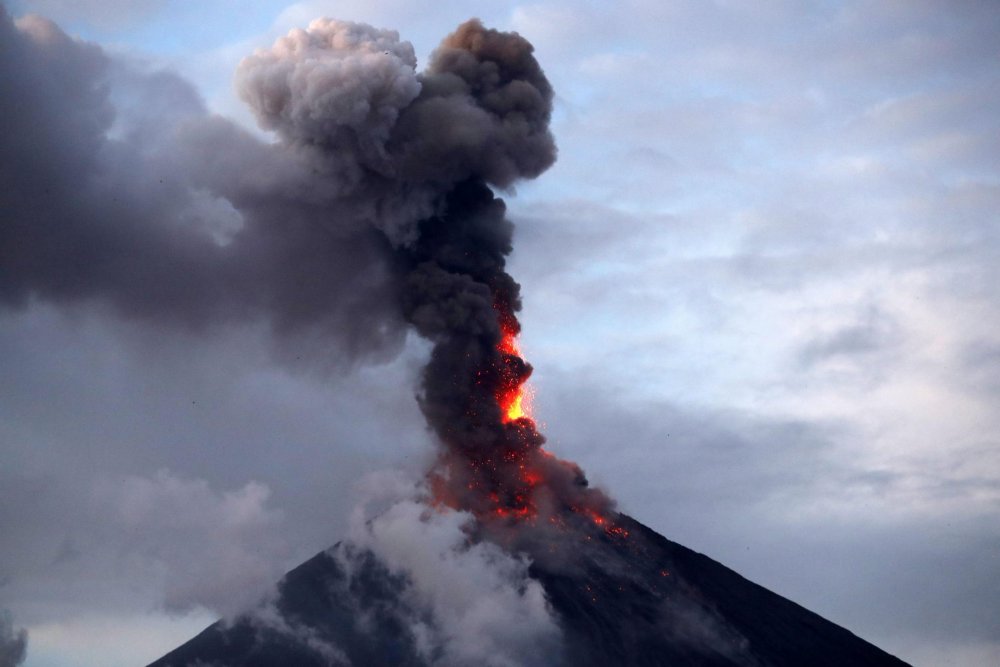 Извержение вулкана на острове Фера