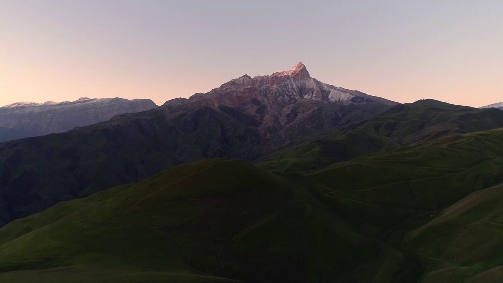 Поляна и горы Дагестана