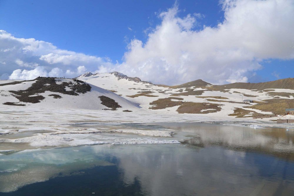 Озеро на горе Арагац в Армении