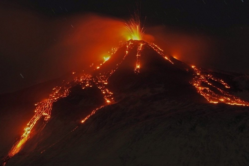 Извержение вулкана в Сицилии 2021