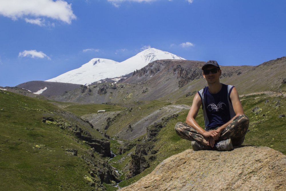 Альпинист на вершине Эльбруса