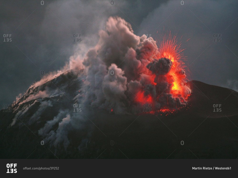 Взрывающийся вулкан красивые снимки