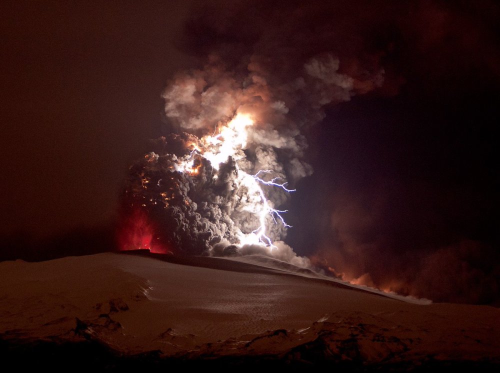 Вулканические молнии Эйяфьятлайокудль в Исландии