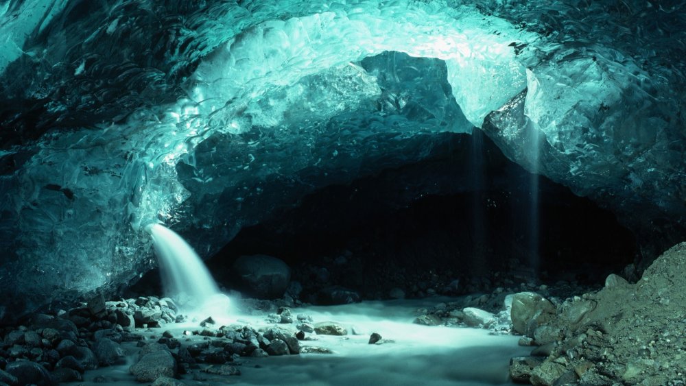Скалистая пещера Grjótagjá Cave