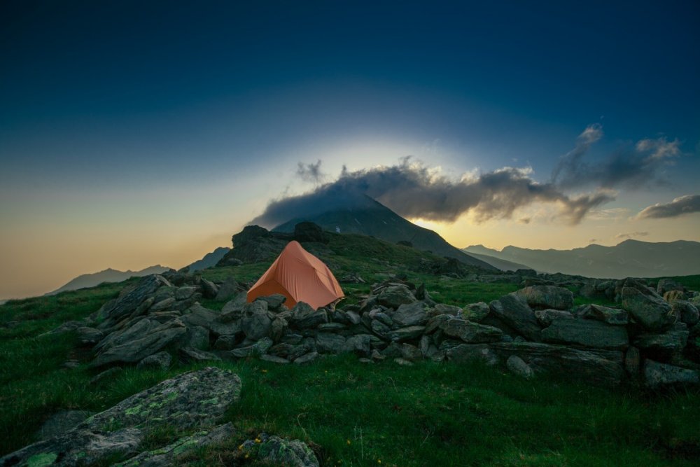 Палатка на вершине горы