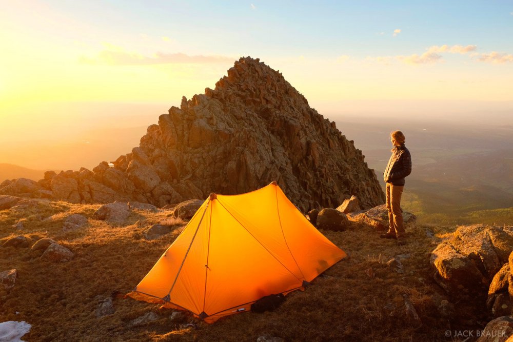 Желтая палатка в горах