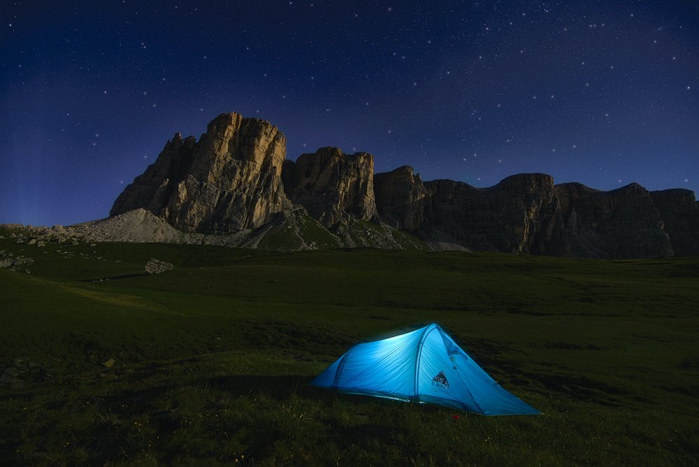Палатка в горах ночью