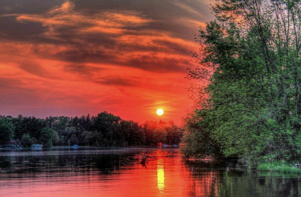Красивый закат на озере