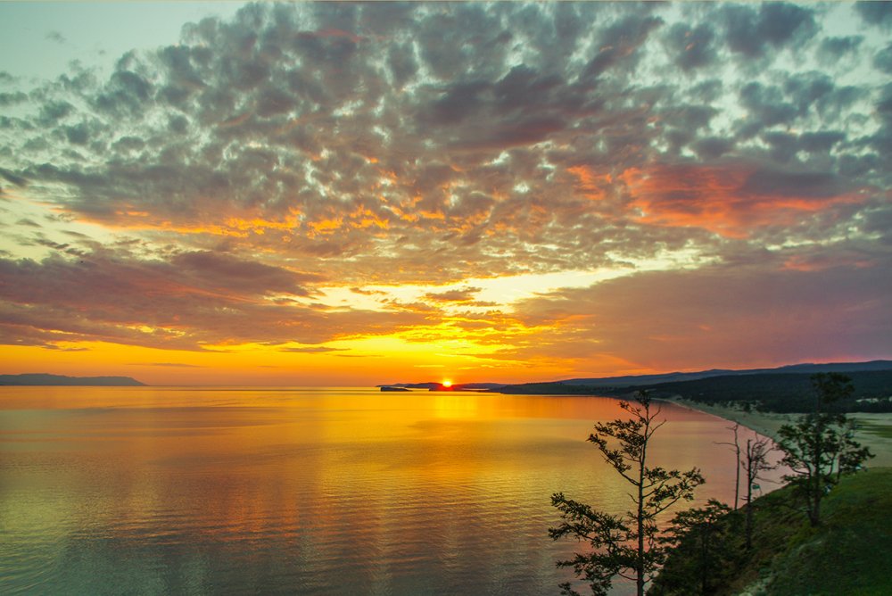 Рассвет на озере Байкал