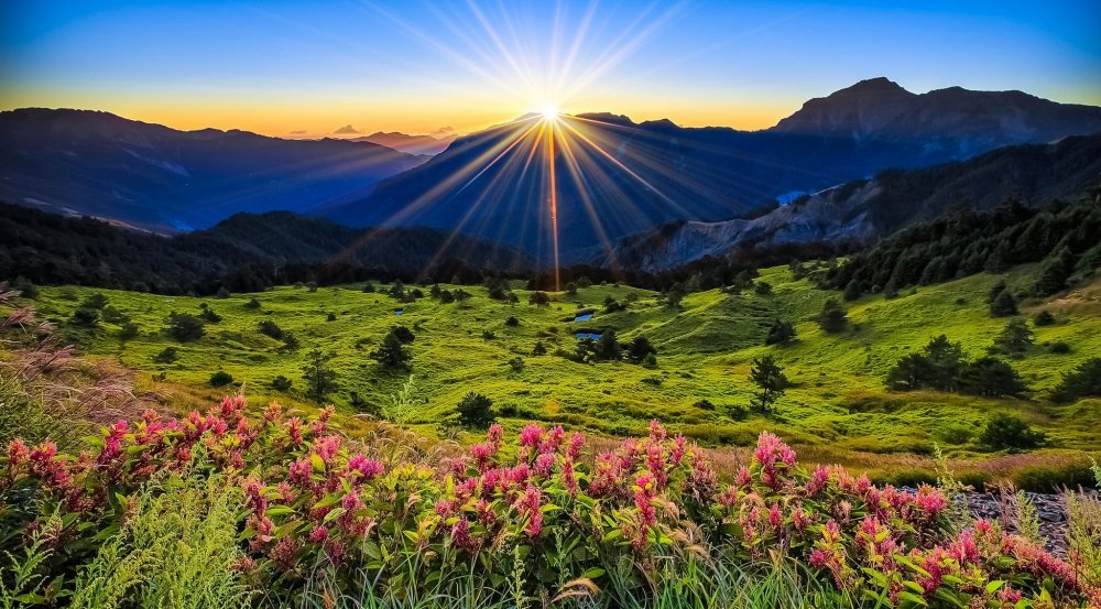 100 000 изображений по запросу Рассвет в горах доступны в рамках роялти-фри лицензии