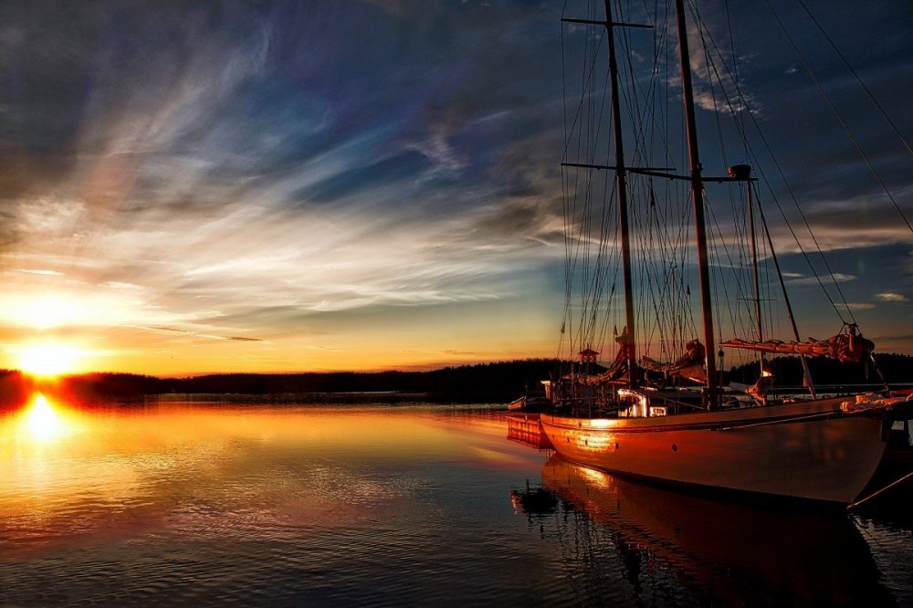 Закат солнца на яхте