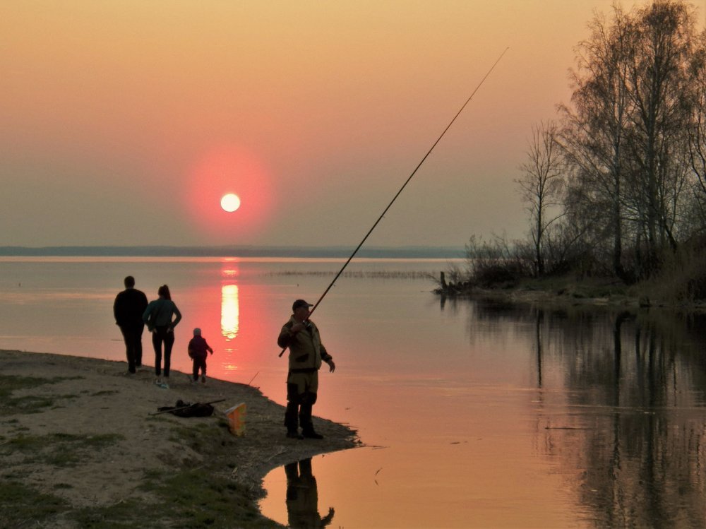 Рыбак на закате фото