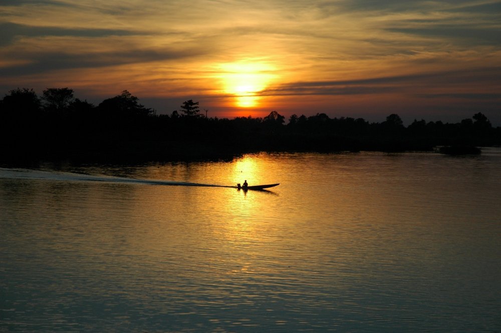 Закат над озером с рыбаком
