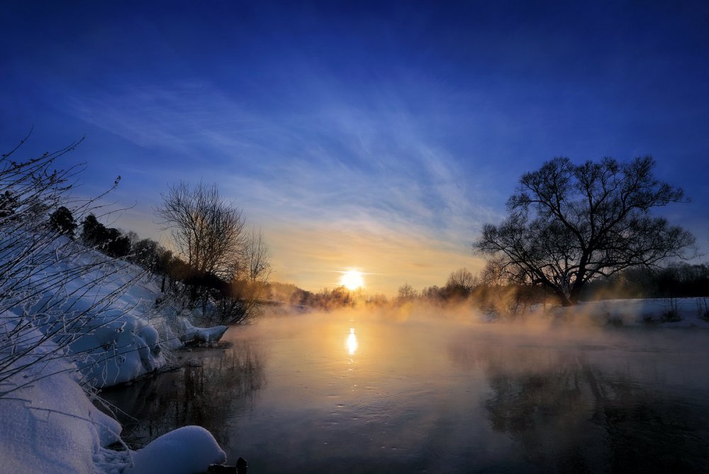 Закат на реке зимой