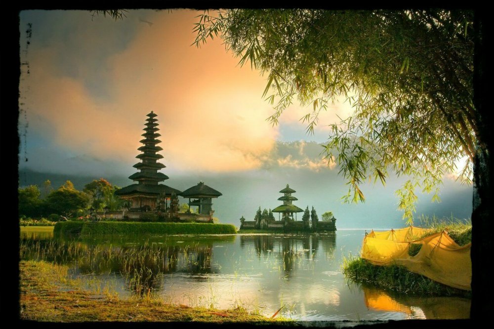 Храм Пура улун дану на озере братан, Индонезия