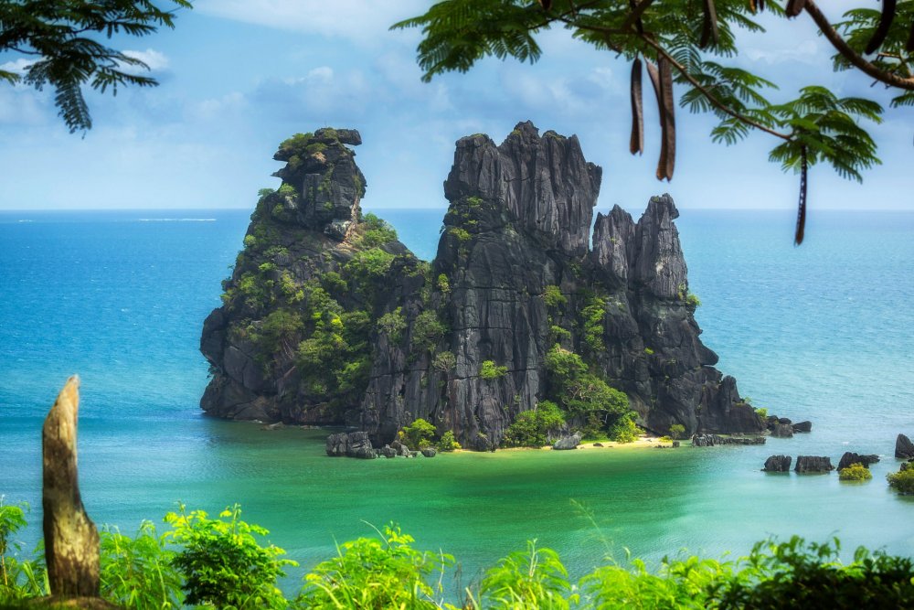 Райский Скалистый остров Тагомаго.