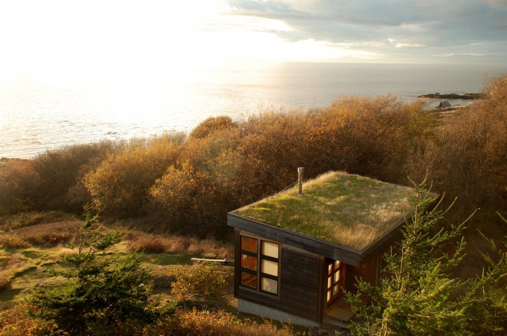 Маленький домик на берегу