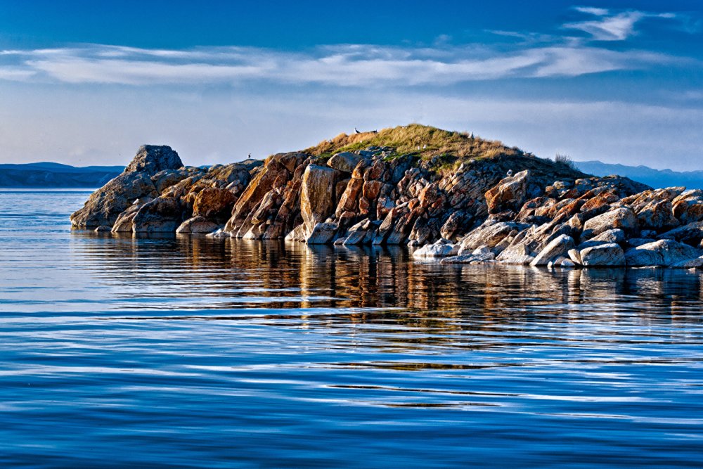 Каменный остров в море