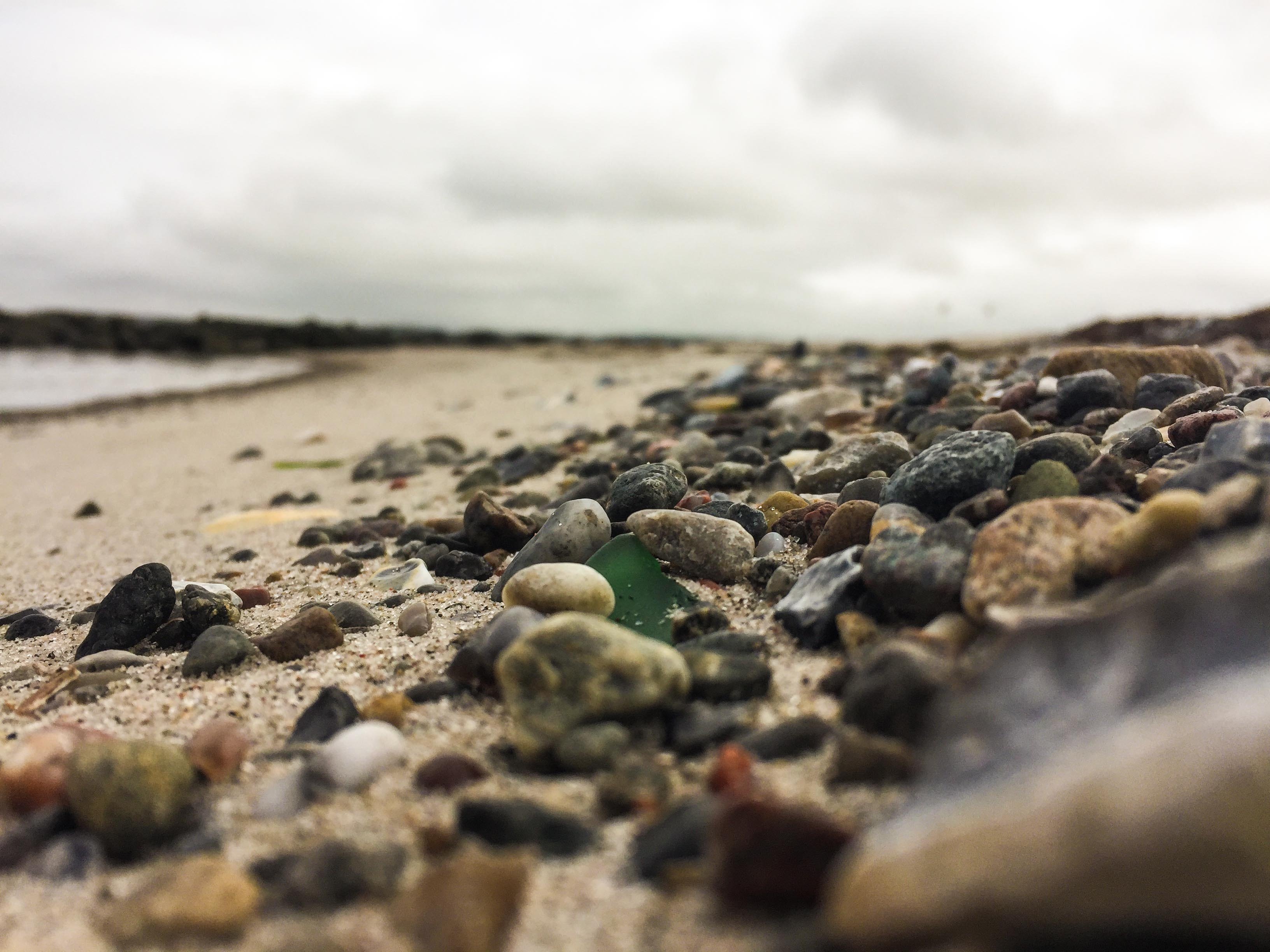 Усеянном гальками. Песок с Галькой. Галечный пляж. Каменистый берег моря. Каменистый пляж.