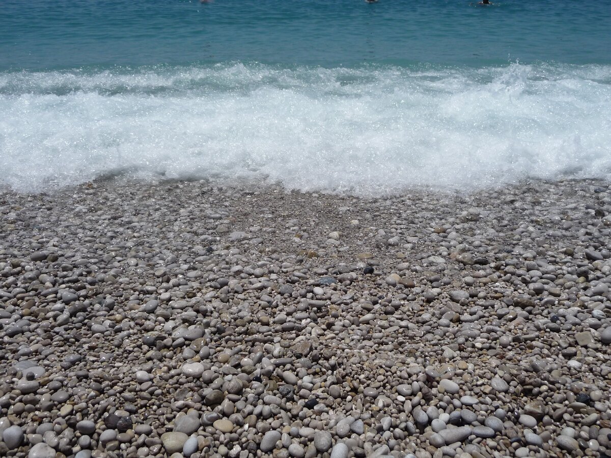 Какой пляж в агое песок или галька
