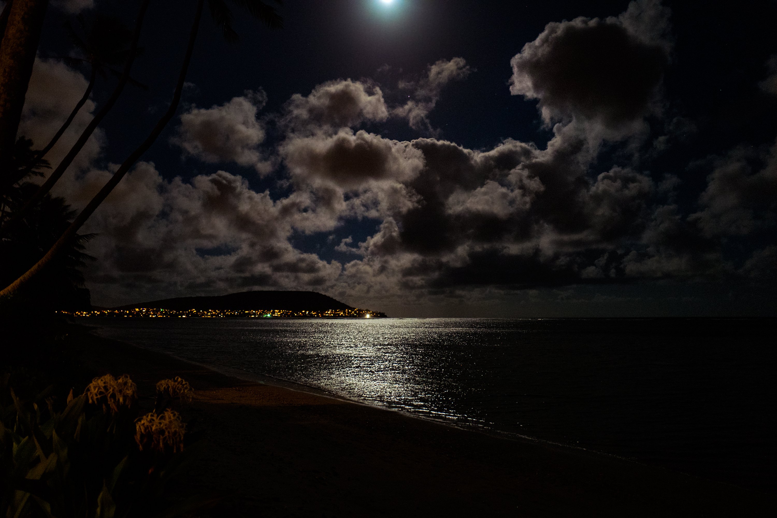 Ночь у берега читать 1. Ночной пляж Лермонтово. Вечерний пляж. Море пляж ночь. Берег моря ночью.